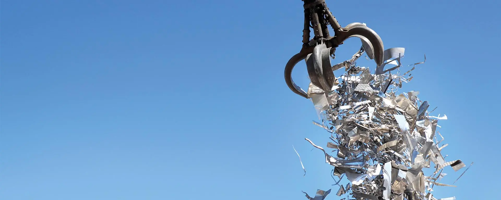 Eine Kralle wirkt Aluminiumschrott auf einen Haufen