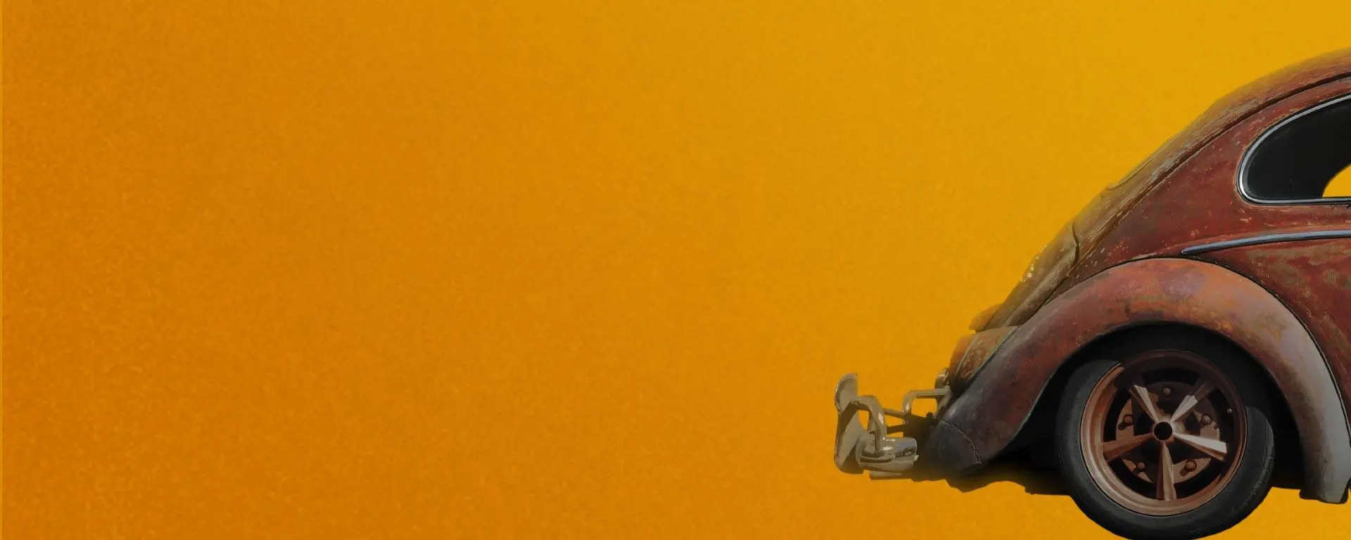 Die Stoßstange eines alten verrosteten Autos