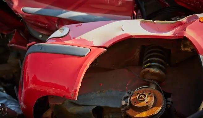 der Frontflügel einer alten Autokarosse