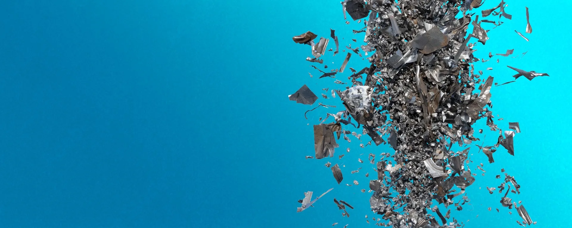 frei fliegender schrott vor blauem  Hintergrund