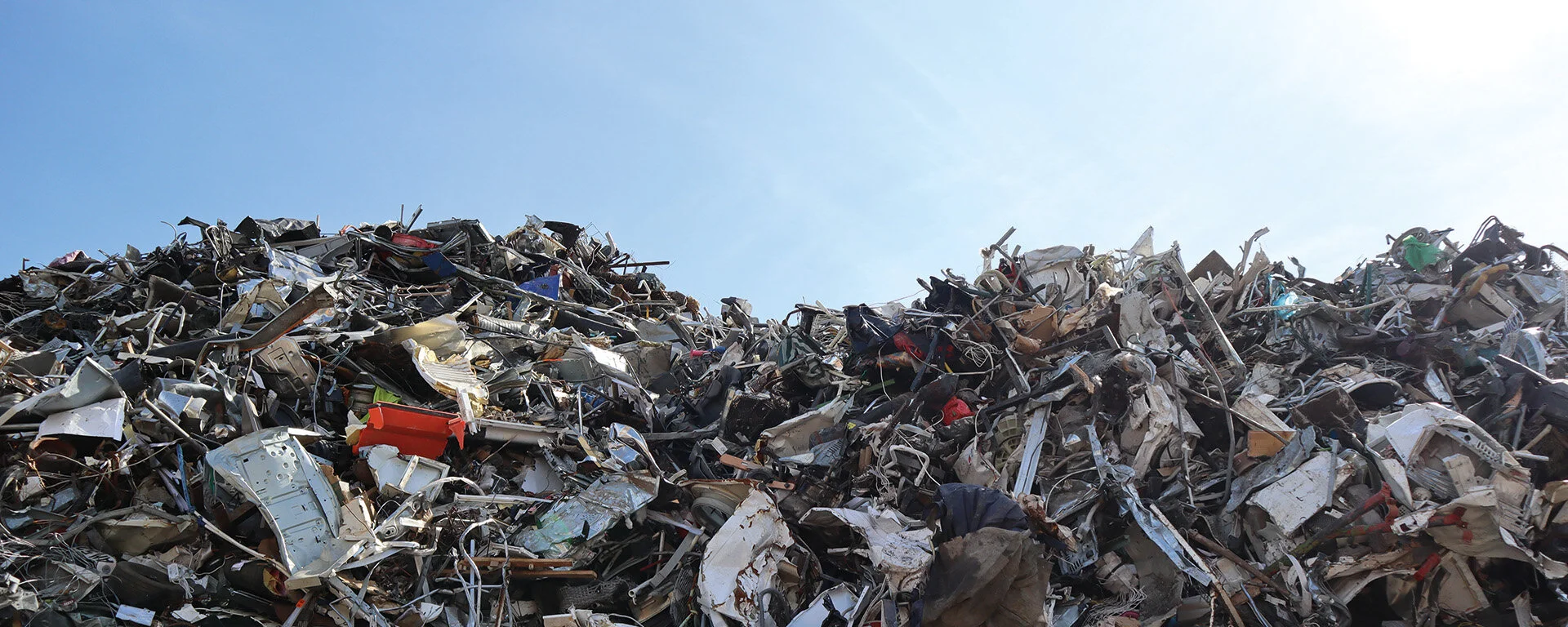 eine große Menge Mischschrott, darunter Buntmetalle und Stahl 