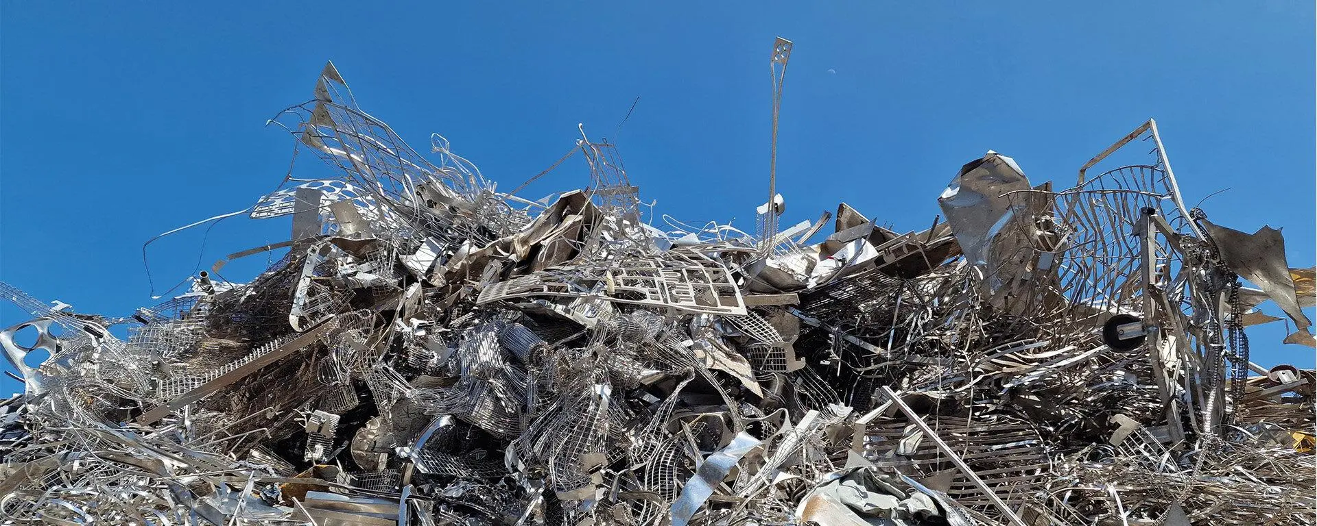 Aluminium- und Stahlschrott vor einem blauen Himmel