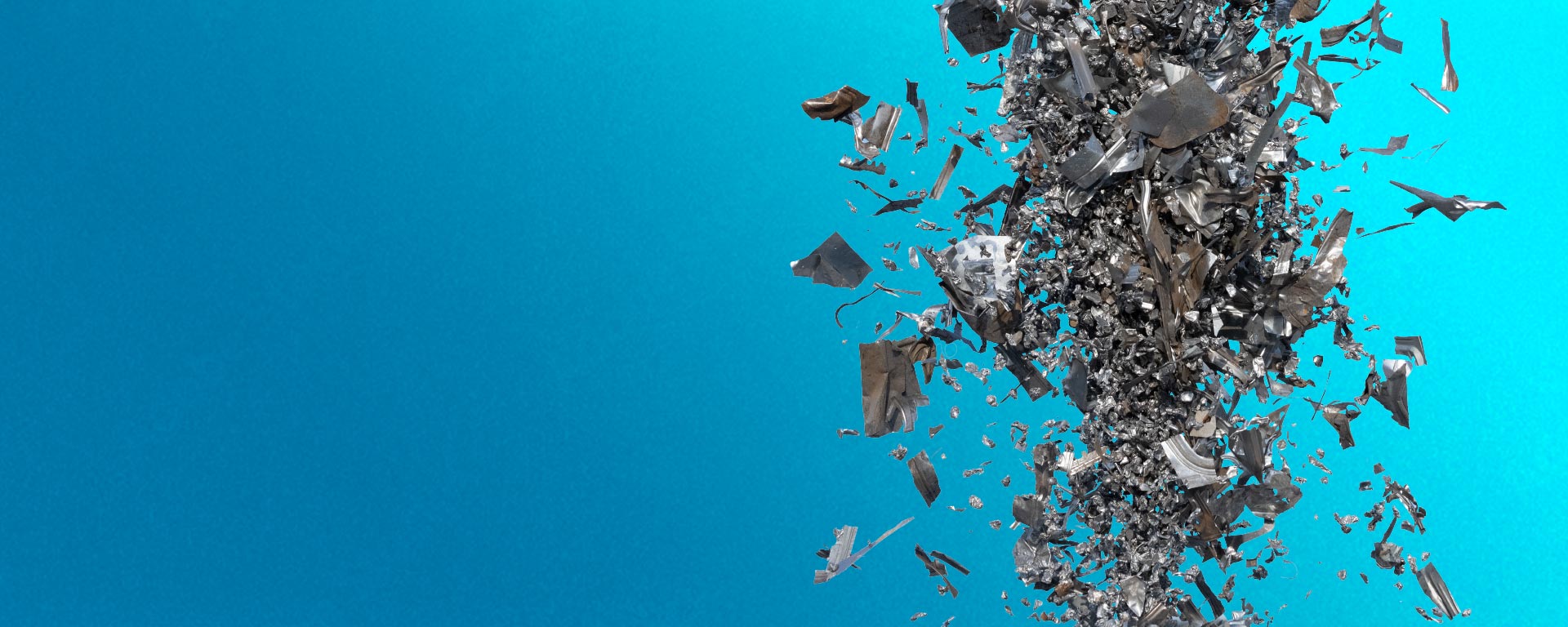 frei fliegender schrott vor blauem  Hintergrund