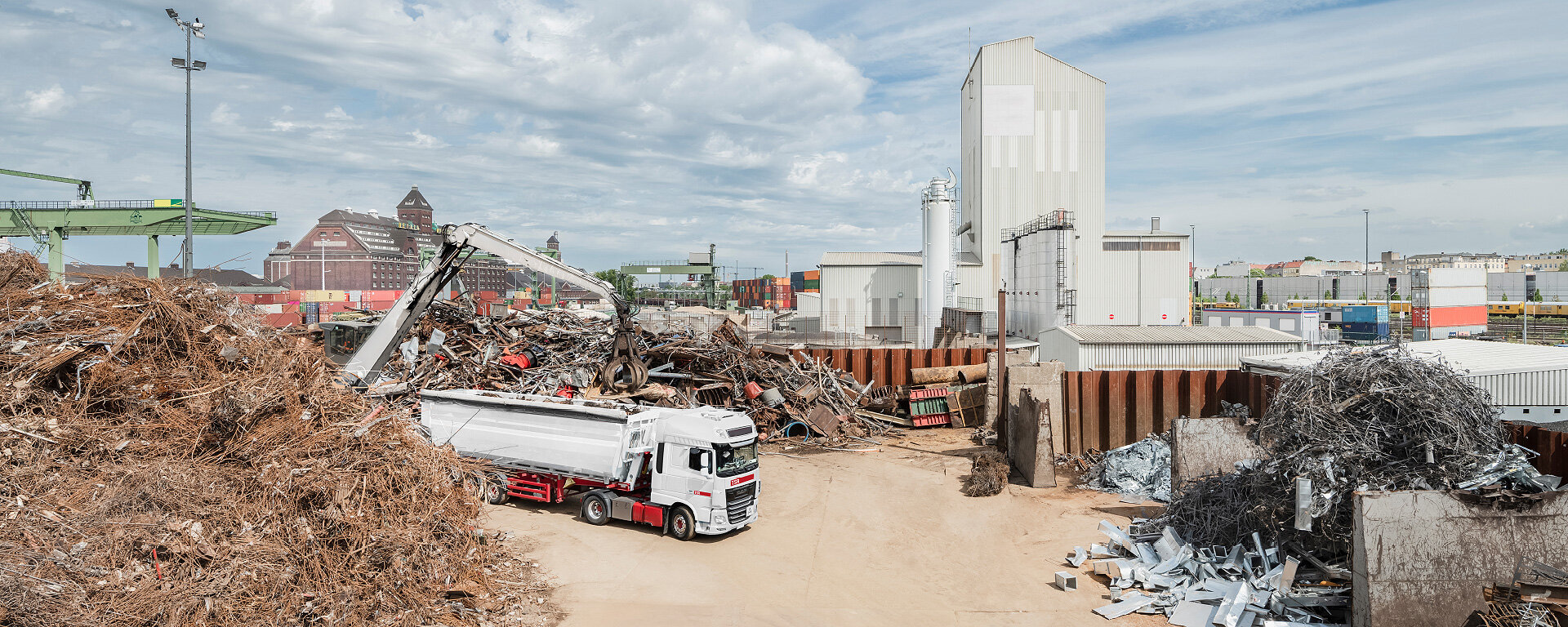 Schrottplatz TSR Berlin Mitte in der Mitte ein LKW